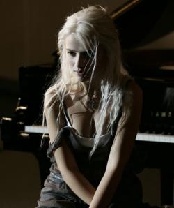 Фотография Мика Ньютон